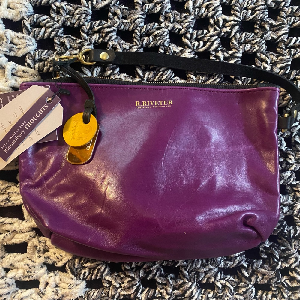 R. RIVETER NAOMI SIGNATURE
LEATHER ZIPPER CLUTCH